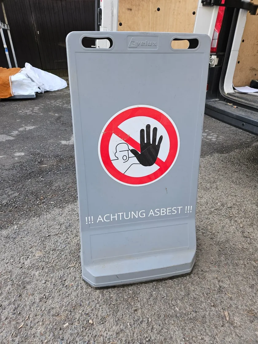 Warnschild Achtung Asbest auf der Baustelle