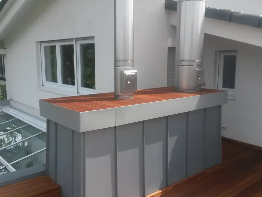 Metallverkleideter Schornsteinaufbau mit zwei Edelstahlrohren