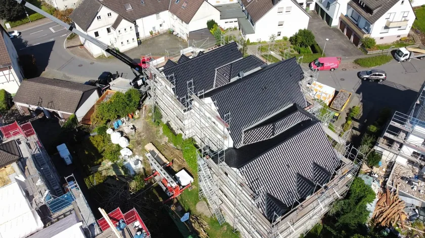 Eingerüstetes Wohnhaus während der Dachsanierung