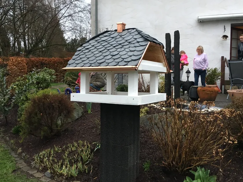 Kleines Schieferdach auf einem Gartenbauwerk