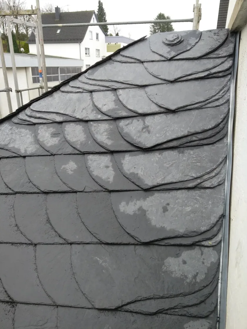Materialbeispiel: strukturierte Schieferplatten mit geschwungenem Deckbild