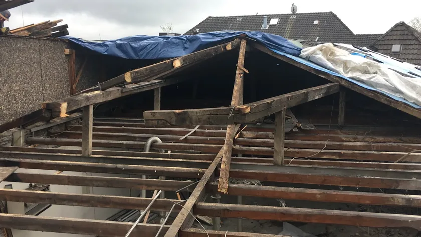 Freigelegter Dachstuhl nach dem Rückbau der alten Dacheindeckung