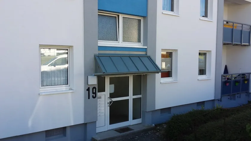 Metallenes Vordach am Hauseingang eines Mehrfamilienhauses