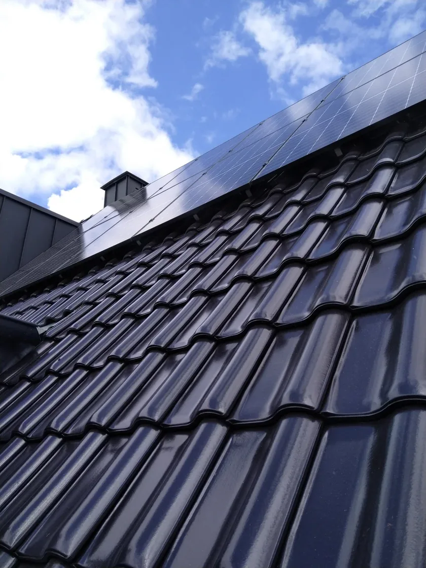 Anschluss von Photovoltaikmodulen an eine Ziegeldeckung
