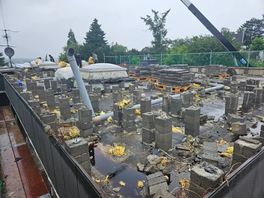 Flachdach im Rückbau mit Auflasten und geöffneter Fläche