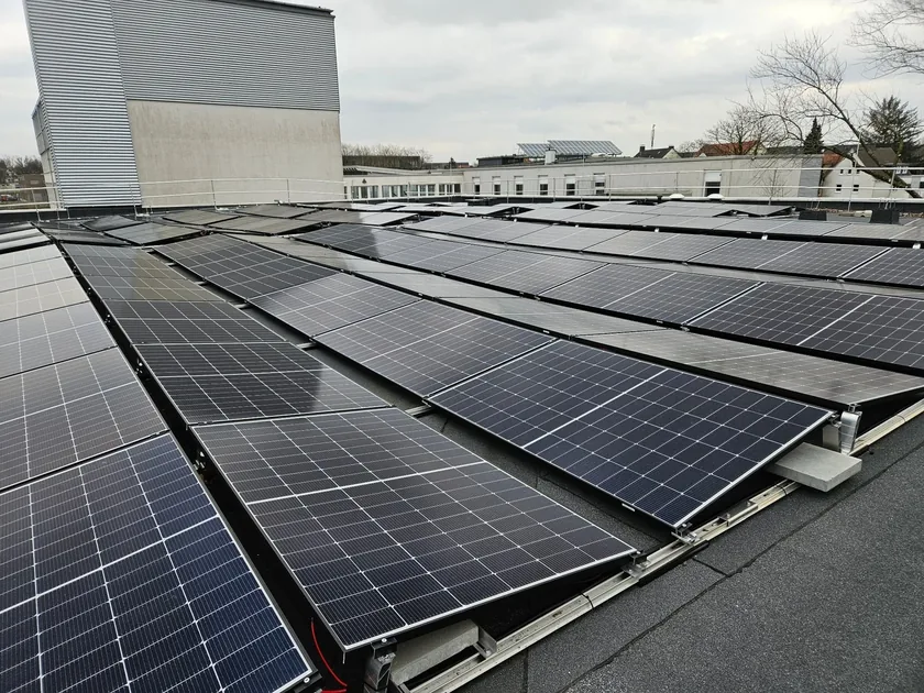 Photovoltaikanlage auf einer Flachdachfläche