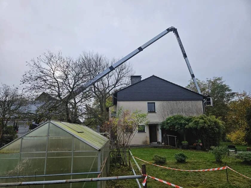 Teleskopausleger und Arbeitsbühne am Wohnhaus bei Dacharbeiten